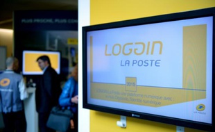 Confrontée à une très forte érosion du transport de courrier, La Poste veut contre-attaquer en accélérant sa mue technologique, pour s'imposer comme un "opérateur universel d'échanges" tant physiques que numériques.