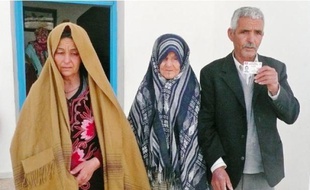 Les parents d'Atif, 19 ans, mort lors d'un naufrage alors qu'il tentait de rallier l'île italienne de Lampedusa