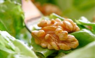 En cerneaux ou en huile, la consommation de noix est bénéfique au quotidien.