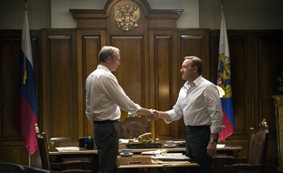 Lars Mikkelsen et Kevin Spacey dans la saison 3 de la série «House of Cards».