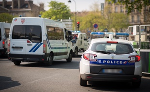 Une voiture de police et des véhicules de CRS, le 1er avril 2019, à Paris (12e).
