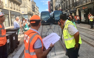 Les techniciens vérifient que tout se passe bien au passage du tram rue Fondaudège à Bordeaux.