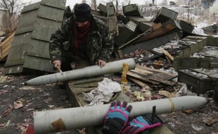 Un militaire ukrainien prépare un mortier le 8 décembre 2014 à Pisky dans la région de Donetsk