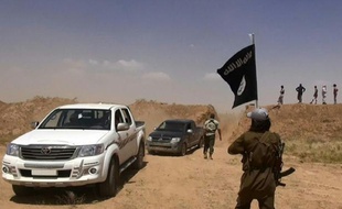 Capture d'écran du compte Twitter Al-Baraka en date du 11 juin 2014 montrant des membres du groupe EI circulant sur une route à la frontière de la Syrie et de l'Irak