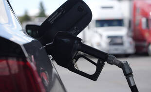 La Commission européenne propose de réduire à zéro les émissions de CO2 des voitures neuves dans l'UE à partir de 2035, ce qui entraînerait de facto l'arrêt des ventes de véhicules essence et diesel.