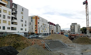 Vue de la rue de l'Alma où sera bientôt aménagée la place Thérèse-Pierre.