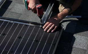 Les composants et les cellules photovoltaïques sont expédiés de Chine vers Taïwan ou la Malaisie, puis importés en Europe afin d'éviter les droits de douane, affirme le groupement d'entreprises européennes