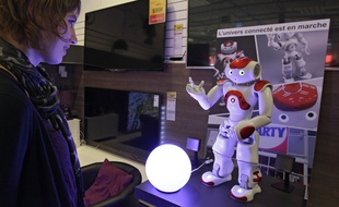 Le robot Nao, démonstrateur chez Darty, à Englos, près de Lille.