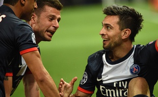Javier Pastore est félicité par ses coéquipiers après son but contre Chelsea, le 2 avril 2014 au Parc des Princes.