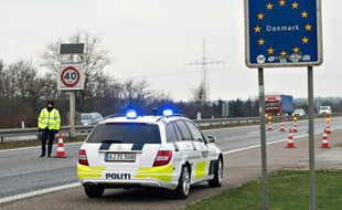 Policiers déployés le 4 janvier 2016 à Krusaa à la frontière entre l'Allemagne et le Danemark
