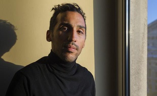 Le footballeur français, Zahir Belounis, longtemps retenu au Qatar, dans les locaux de 20 Minutes, le 2 décembre 2013 à Paris.