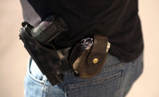 Une arme de service de policier, illustration.