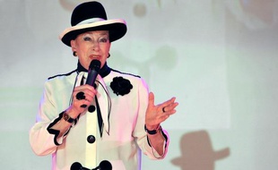 Geneviève de Fontenay, directrice du comité national «Geneviève de Fontenay» sur la scène de son propre concours Miss France à Bergerac, le 16 octobre 2010.