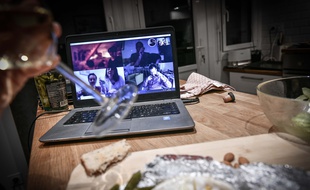 Le "coronapéro" a le vent en poupe mais gare aux addictions, favorisées par le confinement.