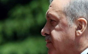 Le Premier ministre turc Recep Tayyip Erdogan a prévenu mardi que son pays riposterait à toute violation de sa frontière par la Syrie, qui a abattu vendredi "sans aucun avertissement" un de ses avions de combat en Méditerranée.