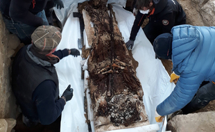 Exhumation du corps momifié retrouvé dans les ruines de l'ancienne abbaye de Soissons, dans l'Aisne.