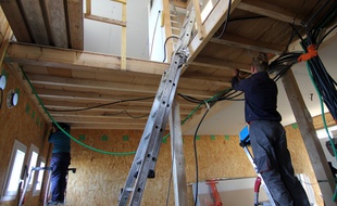 Les maisons en autoconstruction de Saint-Médard-sur-Ille sont livrées nues à l'intérieur.