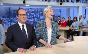 Le président François Hollande et l'animatrice Maitena Biraben après l'émission "Le Supplément" sur Canal+ le 19 avril 2015 à Paris