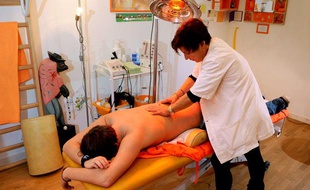 Un adolescent massé par une kinésithérapeute en 2011.