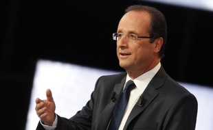 La présidentielle, entrée dans sa phase officielle, est revenue en force à la télévision mercredi avec le défilé de cinq candidats, dont François Hollande qui dit tenir son "cap", et Marine Le Pen revendiquant d'être le "centre de gravité" de cette campagne électorale.