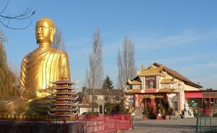 Pour visiter l'intérieur du temple richement orné, il vous faudra laisser vos chaussures à l'entrée.