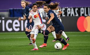 Amel Majri et les Lyonnaises n'ont jamais su prendre à défaut le PSG de Sara Däbritz, dimanche au Parc OL. OLIVIER CHASSIGNOLE