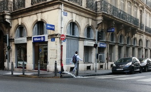 Une bouche de nettoyage ouverte pour nettoyer les trottoirs marseillais.