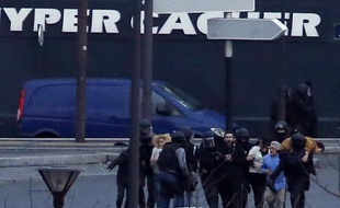 Des forces de police se préparent à donner l'assaut dans l'épicerie casher à la porte de Vincennes le 9 janvier 2015