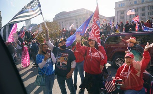 Des supporters de Donald Trump saluent le passage du cortège présidentiel.