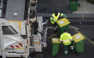 La collecte des ordures ménagères se poursuit aux horaires habituels à Paris malgré le coronavirus, comme ici le 23 mars.