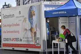 Un stand de tests anti-Covid rapides à Bonn, en Allemagne.