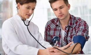 Les campus universitaires comprennent un service santé dédié aux étudiants.
