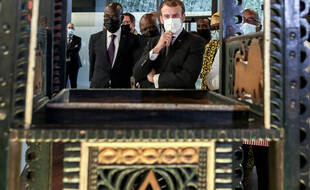 Emmanuel Macron en visite au musée du Quai Branly observe une dernière fois les trésors royaux d'Abomey, pillé au Bénin et que la France rend officiellement ce mardi 9 novembre 2021.