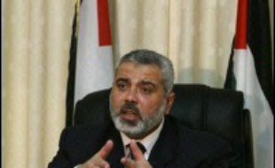 Le président palestinien Mahmoud Abbas et le Premier ministre issu du Hamas Ismaïl Haniyeh ont annoncé en soirée l'entrée en vigueur d'un "cessez-le-feu total", après des heurts entre le Hamas et le Fatah qui ont fait onze morts depuis samedi. i.