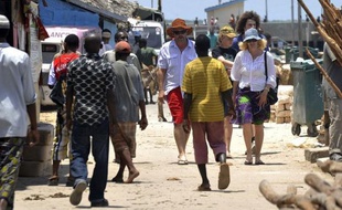 L'attaque vendredi contre deux touristes suisses au Kenya, dernière en date d'une série de violences visant des étrangers, est un nouveau coup dur pour l'industrie touristique de ce pays très prisé des Occidentaux et déjà affecté par les violences post-électorales de 2007-2008.