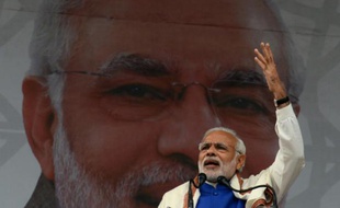 Le Premier ministre indien Narendra Modi s'adresse à la foule le 7 novembre 2015 à Srinagar