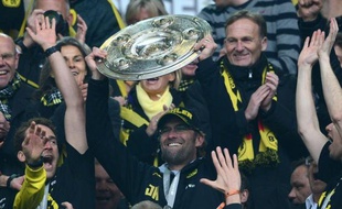 Dortmund, grâce à son artillerie polonaise, a arrosé de buts son deuxième sacre consécutif en étrillant samedi Fribourg (4-0), lors d'une 34e et dernière journée de Bundesliga qui a vu le Bayer Leverkusen glaner son billet pour l'Europa League et Cologne quitter l'élite