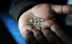 Un mineur clandestin montre le 6 juillet 2012 des diamants bruts trouvés dans une mine abandonnée à Komaggas, en Afrique du Sud