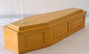 ArtCoffins propose un cercueil en carton doublé de bois.