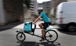 Un livreur à vélo (illustration)