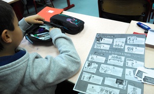 Un élève travaille avec la charte de la laïcité, le 9 décembre 2014, à l'école de Pantin.