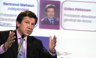 Le PDG du groupe hôtelier Accor, Gilles Pélisson, est remplacé par Denis Hennequin, PDG de Mc Donald's Europe, à partir du 1er décembre, pour cause de "divergences stratégiques", selon un communiqué du groupe publié mercredi.