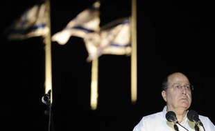 Le ministre israélien de la Défense Moshé Yaalon, le 8 avril 2013 dans le kibboutz de Yad Mordechay (sud)