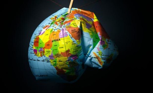Une maquette du globe déformée pour illustrer le réchauffement climatique qui menace la planète, une illustration réalisée le 8 novembre 2015 à Paris