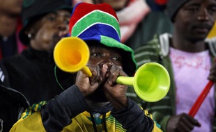 Un supporter sud-africain souffle dans son vuvuzela.