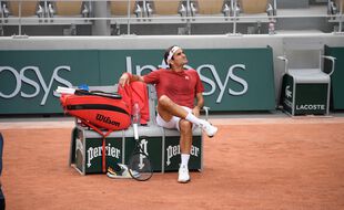 Roger Federer regarde le temps qui passe à Roland-Garros.
