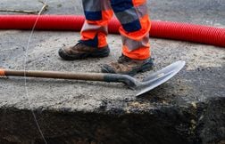 Un ouvrier de 19 ans meurt enseveli par du bitume à 200 °C en Vendée