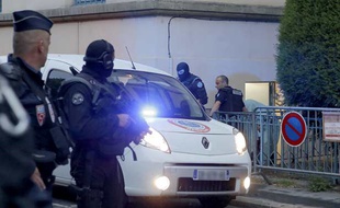 La police encadre Matthieu, condamné en première instance pour l'assassinat d'Agnès Marin, au Puy-en-Velay le 26 juin 2013.