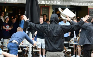 Des supporters russes lancent des chaises sur des supporters anglais le 14 juin 2016 à Marseille