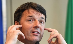 L'ancien Premier ministre Matteo Renzi espère revenir sur le devant de la scène avec le scrutin populaire pour regagner la tête de son parti dimanche 28 avril 2017.